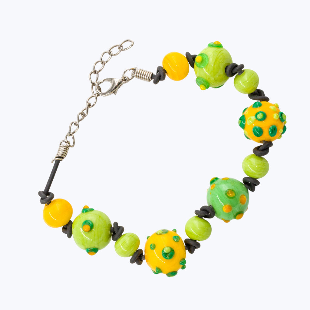 Armband 5 Perlen  - grün/gelb opak mit klein. Zwi.perlen-Armbänder-Werner Skowranek-UpH Kunstladen